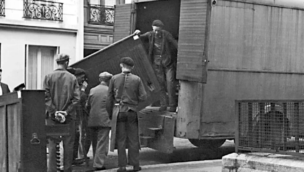 زندانیان فرانسوی، پیانوهای دزدیده شده از ساکنان یهودی پاریس را تخلیه می‌کنند. | پیانول، مجله تخصصی پیانو