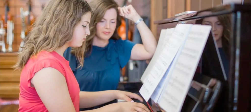 آواز خواندن و تقویت ریتم در پیانو