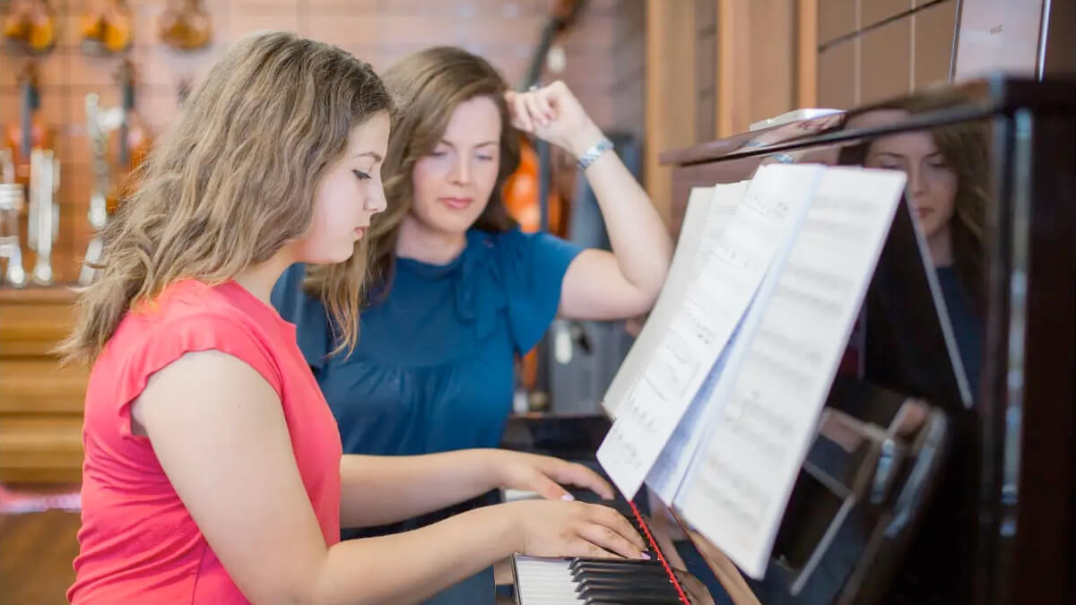 آواز خواندن و تقویت ریتم در پیانو